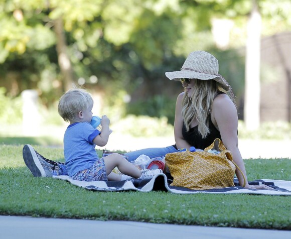 Hilary Duff en plein pique-nique avec son fils Luca. A Los Angeles, le 23 août 2013.