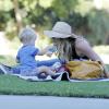 Hilary Duff en plein pique-nique avec son fils Luca. A Los Angeles, le 23 août 2013.