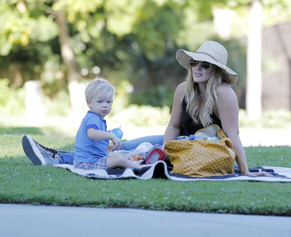 Hilary Duff en plein pique-nique avec son fils Luca. A Los Angeles, le 23 août 2013.