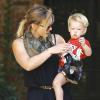 Hilary Duff et son fils Luca à Los Angeles, le 22 août 2013.