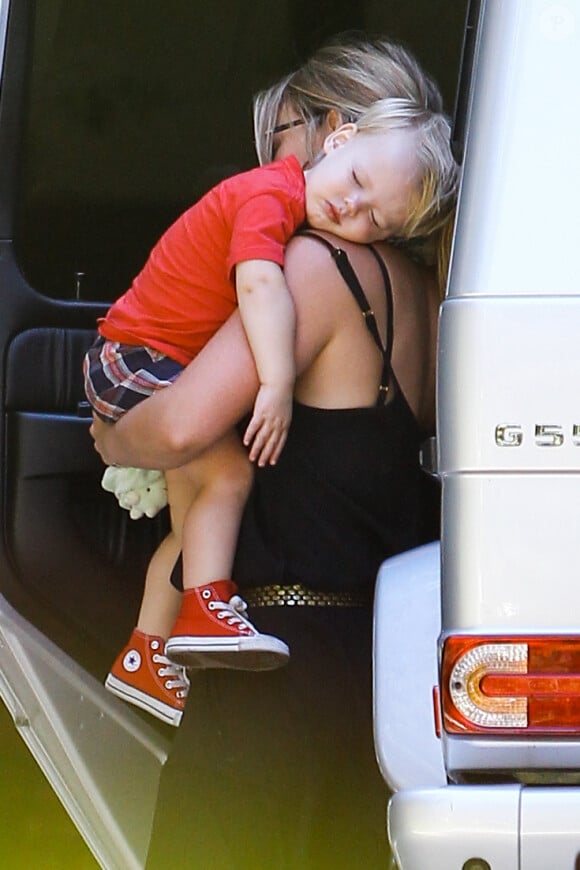 Hilary Duff et son fils Luca à Los Angeles, le 22 août 2013