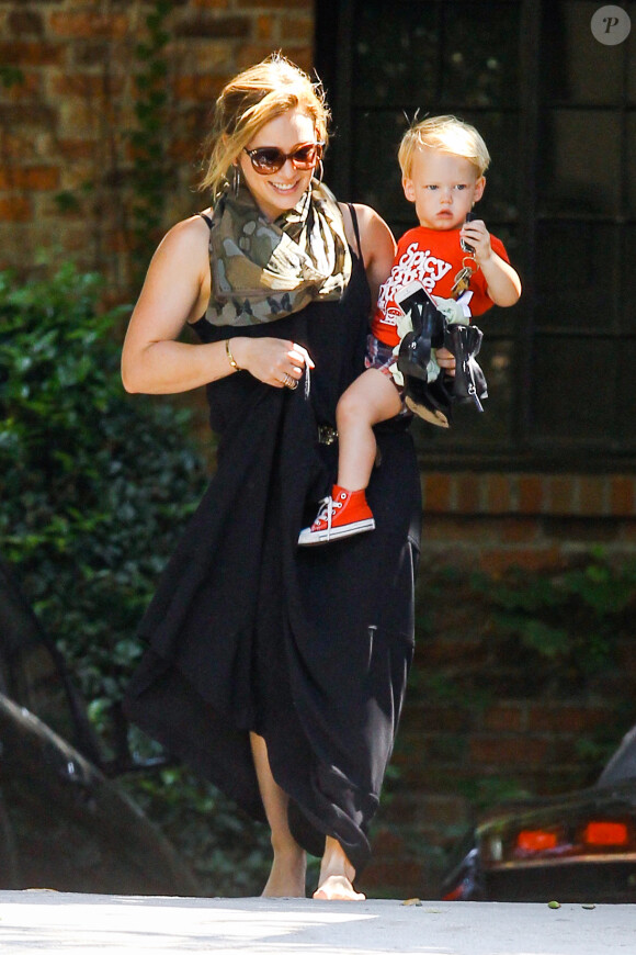 Hilary Duff et son fils Luca à Los Angeles, le 22 août 2013