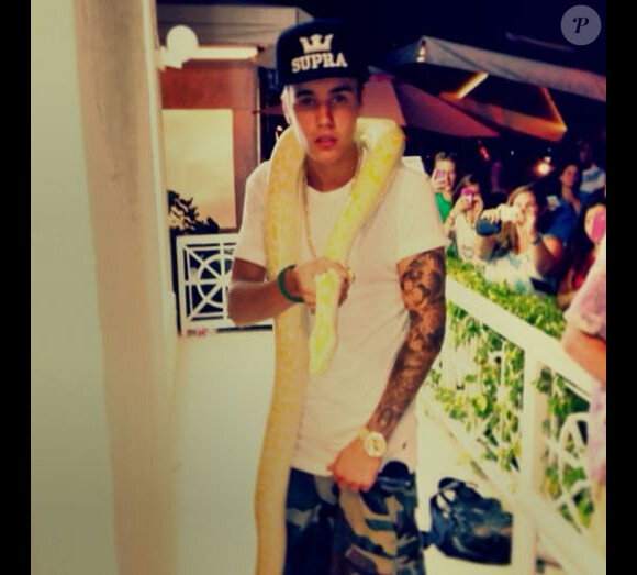 Justin Bieber prend la pose avec un serpent lors de ses vacances aux Bahamas, août 2013.