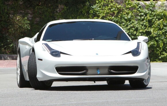 Le rappeur Lil Twist va faire le plein de la Ferrari de son ami Justin Bieber à Calabasas, le 18 Juin 2013.