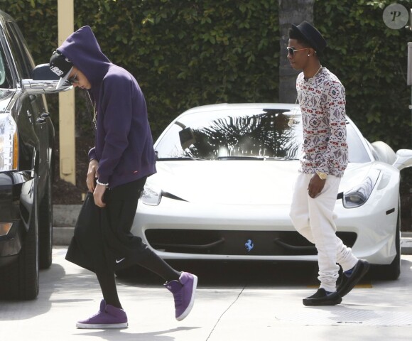 Justin Bieber s'arrête à une station service pour acheter à manger, à Hollywood, le 16 mai 2013.