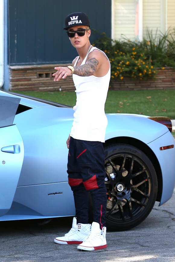 Justin Bieber devant sa Ferrari à Los Angeles, le 15 août 2013.
