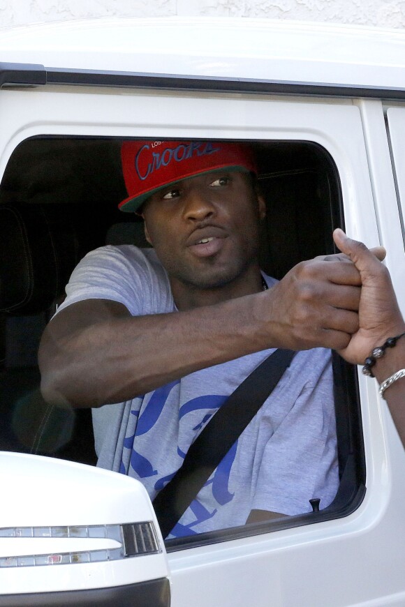 Lamar Odom, au volant de son 4*4 Mercedes-Benz à Los Angeles, salue de jeunes fans qui lui adressent son soutien. Le 28 août 2013.