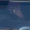Lamar Odom, au volant de son 4*4 Mercedes-Benz à Los Angeles, se cache le visage et exhibe son alliance. Le 28 août 2013.