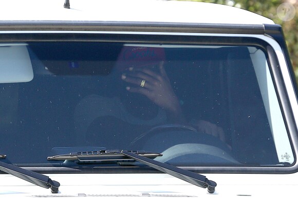 Lamar Odom, au volant de son 4*4 Mercedes-Benz à Los Angeles, se cache le visage et exhibe son alliance. Le 28 août 2013.