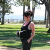 Exclusif - Jennifer Love Hewitt, enceinte, fait du sport dans un parc à Los Angeles, le 26 août 2013.