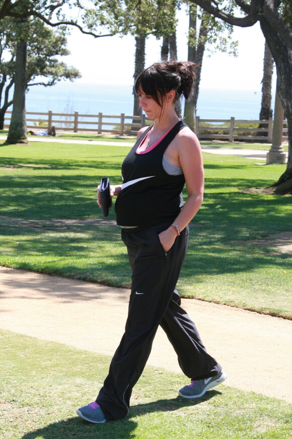 Exclusif - Jennifer Love Hewitt, enceinte, fait du sport dans un parc à Los Angeles, le 26 août 2013.