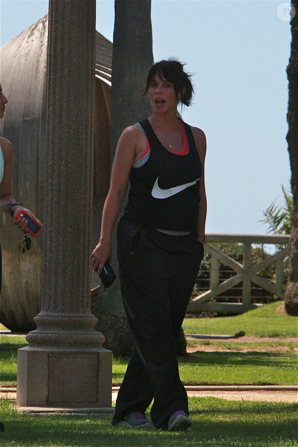 Exclusif - L'actrice Jennifer Love Hewitt, enceinte, fait du sport dans un parc à Los Angeles, le 26 août 2013.