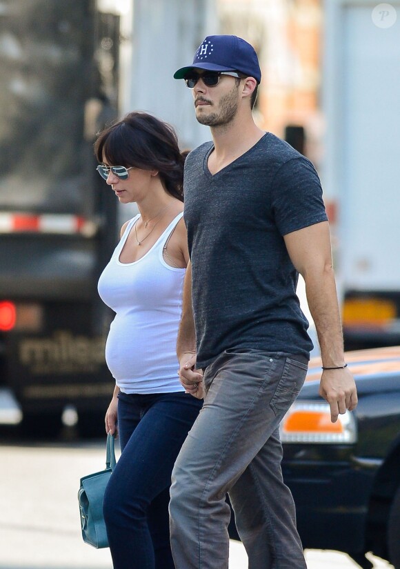 Jennifer Love Hewitt, enceinte, et son fiancé Brian Hallisay à New York le 23 août 2013.