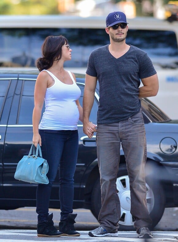 Jennifer Love Hewitt, sexy et enceinte, et son fiancé Brian Hallisay à New York le 23 août 2013.