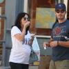 Jennifer Love Hewitt, enceinte, au côté de son fiancé Brian Hallisay, mange une glaçe dans le quartier de Soho à New York, le 24 août 2013.