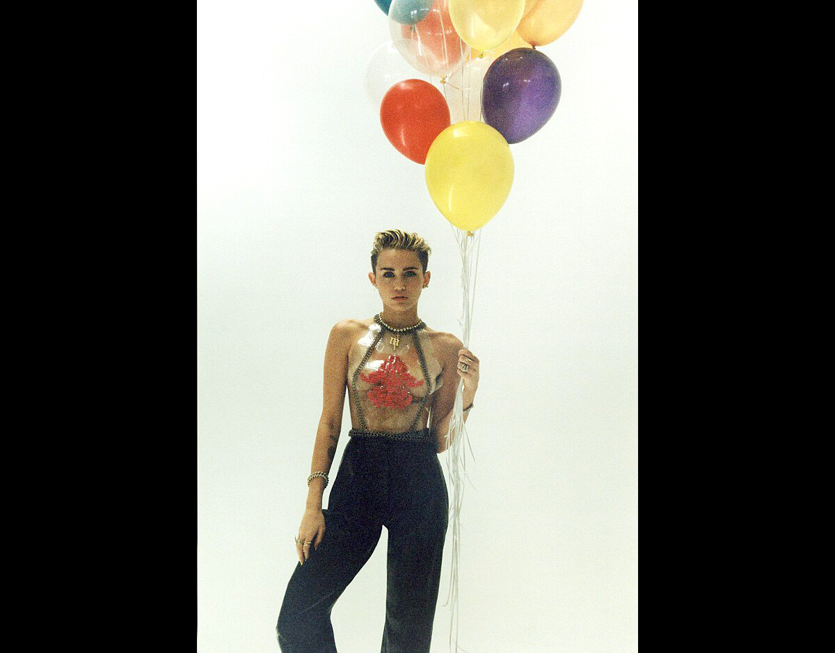 Vidéo Miley Cyrus Prend La Pose Pour La Promotion De Son Prochain Album Bangerz Dans Les