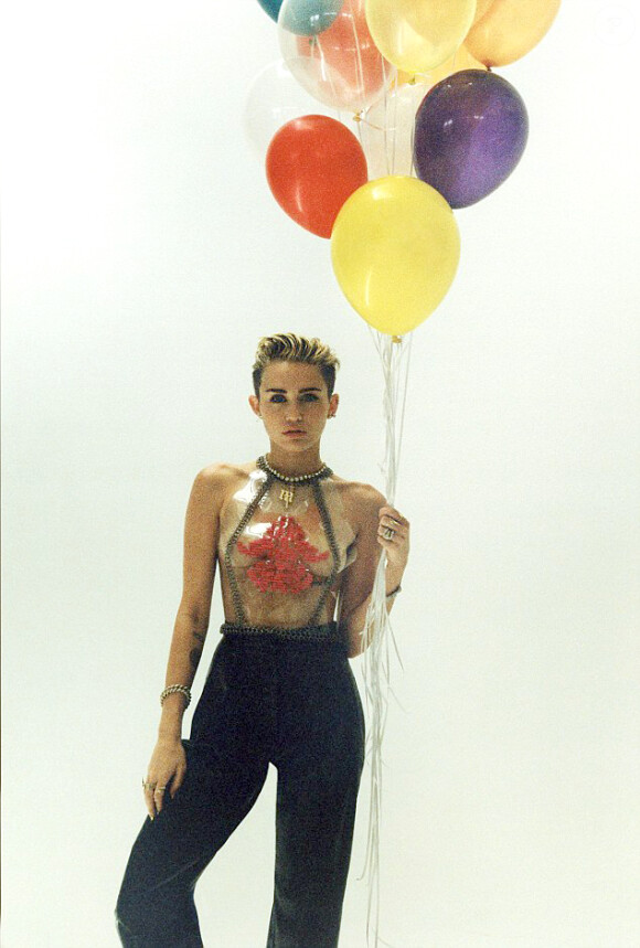 Miley Cyrus prend la pose pour la promotion de son prochain album, Bangerz, dans les bacs américains le 8 octobre 2013.