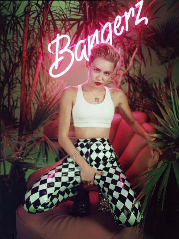 Miley Cyrus prend la pose pour la promotion de son prochain album, Bangerz.
