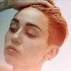Miley Cyrus prend la pose pour la promotion de son prochain album, Bangerz.
