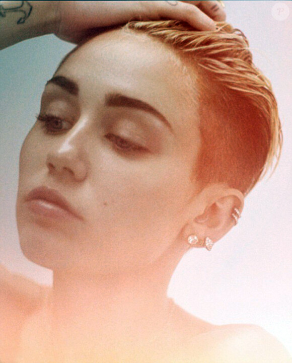 Miley Cyrus prend la pose pour la promotion de son prochain album, Bangerz.