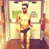 Behati Prinsloo a posté sur Instagram cette photo de son fiancé Adam Levine en slip, avec en légende : "Le porno des années 70 a appelé. Il veut récupérer sa vibe. Immédiatement."