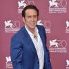 Nicolas Cage veste bleu roi chemise blanche lors du photocall du film "Joe" à la 70e Mostra de Venise, le 30 août 2013.