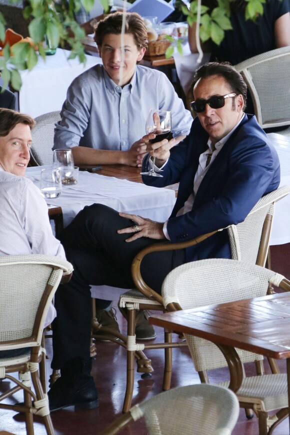 Nicolas Cage profite d'un verre de rouge avec l'équipe de Joe à la 70e Mostra de Venise, le 30 août 2013.