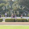 Exclusif - Thomas Vergara s'amuse en famille dans les rues de Beverly Hills, le 15 août 2013