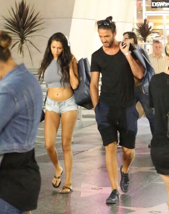 Nabilla et son compagnon Thomas Vergara se promènent dans les rues d'Hollywood, le 25 aout 2013.