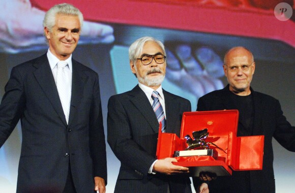 Hayao Miyazaki avec son Lion d'or à la 62e Mostra de Venise, le 9 septembre 2005.