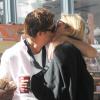 Kate Moss et son mari Jamie Hince s'embrassent passionnément à l'aéroport d'Heathrow. Londres, le 31 août 2013.