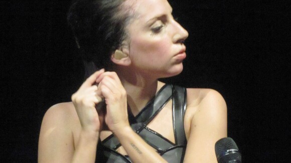 Lady Gaga à l'iTunes Festival enlève sa perruque : ''Voici mes vrais cheveux''