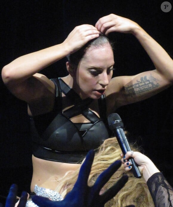 Lady Gaga sur scène lors de l'iTunes Festival à Londres, le 1er septembre 2013. Las tar s'est débarrassée de sa perruque pour montrer ses vrais cheveux.