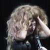 Lady Gaga sur scène lors de l'iTunes Festival à Londres, le 1er septembre 2013. Elle s'apprête à enlever son imposante perruque blonde.