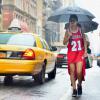 Rihanna, sous la pluie dans le quartier de SoHo à New York. Le 2 septembre 2013.