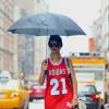 Rihanna, sous la pluie dans le quartier de SoHo à New York. Le 2 septembre 2013.