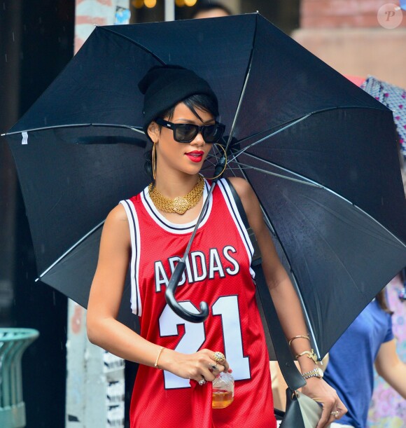 Rihanna, ravissante sous son Umbrella à New York. Le 2 septembre 2013.