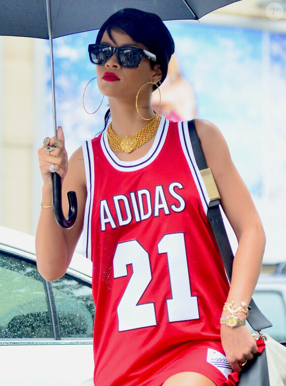 Rihanna se promène lors d'une après-midi pluvieuse à New York. Le 2 septembre 2013.