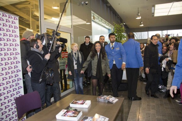 EXCLU : Zayra et Laurène, les deux finalistes, en séance de dédicace au centre commercial du Millénaire, Aubervilliers, samedi 23 février 2013