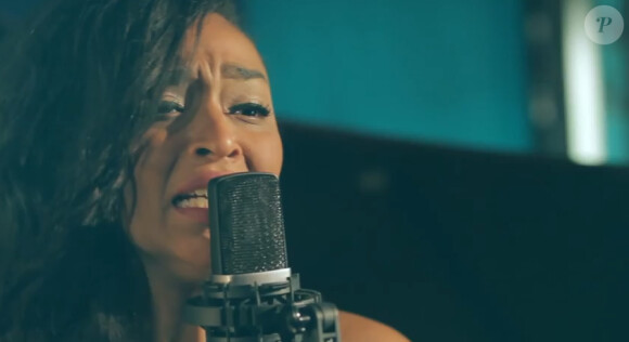 Zayra dans le clip de "Changer", chanson initialement chantée par Maître Gims.