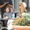 Rachel Zoe déjeune avec son mari Rodger Berman et son fils Skyler au restaurant "Coogie", à Malibu, le 20 juillet 2013.