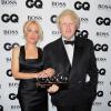 Le maire de Londres Boris Johnson, nommé homme politique de l'année, pose avec Gillian Anderson lors des GQ Men of the Year Awards à la Royal Opera House. Londres, le 3 septembre 2013.