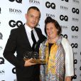 Jonathan Saunders et son prix de Nouvelle marque pour hommes de l'année, en compagnie de la journaliste mode Suzy Menkes lors des GQ Men of the Year Awards à la Royal Opera House. Londres, le 3 septembre 2013.