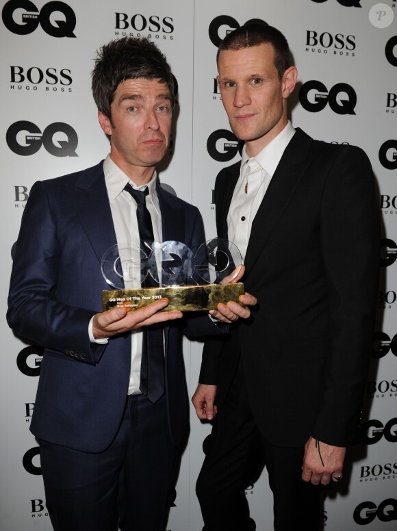 Noel Gallagher et son prix d'Icon lors des GQ Men of the Year Awards à la Royal Opera House. Londres, le 3 septembre 2013.