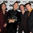 Les Arctic Monkeys et leur prix de meilleur groupe de l'année lors des GQ Men of the Year Awards à la Royal Opera House. Londres, le 3 septembre 2013.