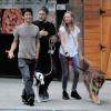 Amanda Seyfried promène son chien avec Justin Long, dans les rues de New York, le 3 septembre 2013.