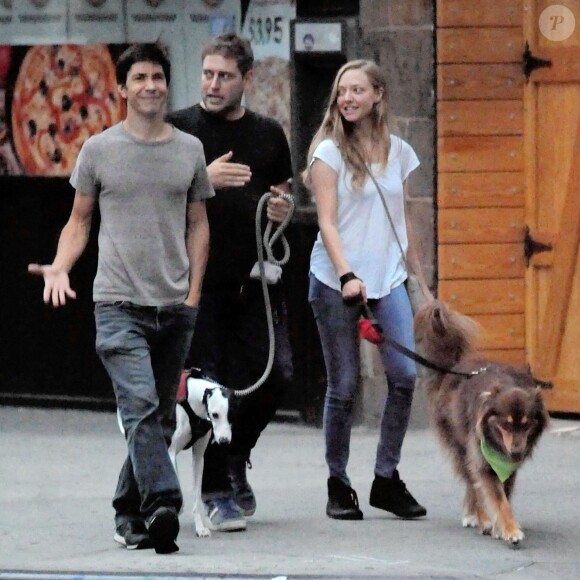 Amanda Seyfried promène son chien avec Justin Long, dans les rues de New York, le 3 septembre 2013.