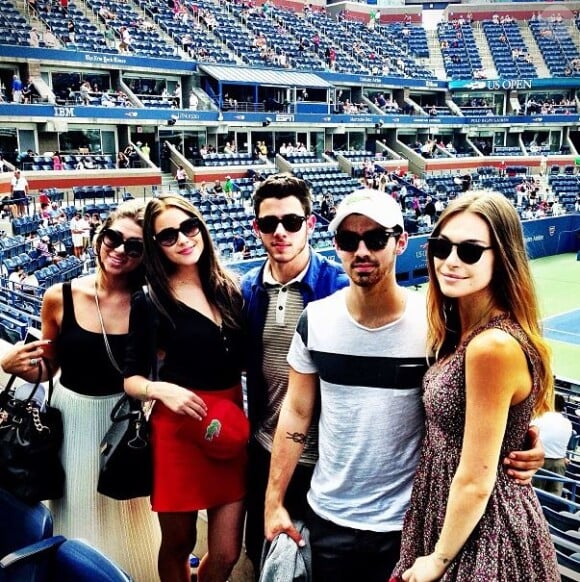 Nick Jonas et sa chérie Olivia Culpo posent avec Joe Jonas et sa compagne Blanda Eggenschwiler, à l'US Open le 3 septembre 2013.