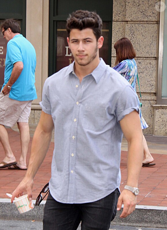 Nick Jonas déguste une glace dans les rues de Washington, le 28 juillet 2013.