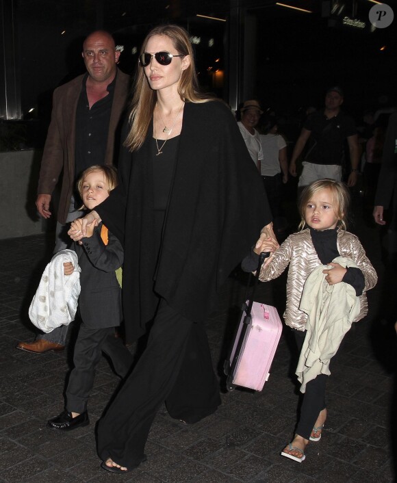 Angelina Jolie, ici avec les jumeux, quitte les Etats-Unis avec ses enfants, Maddox, Shiloh, Pax, Zahara, Vivienne et Knox arrive, ici à Los Angeles, le 4 septembre 2013.